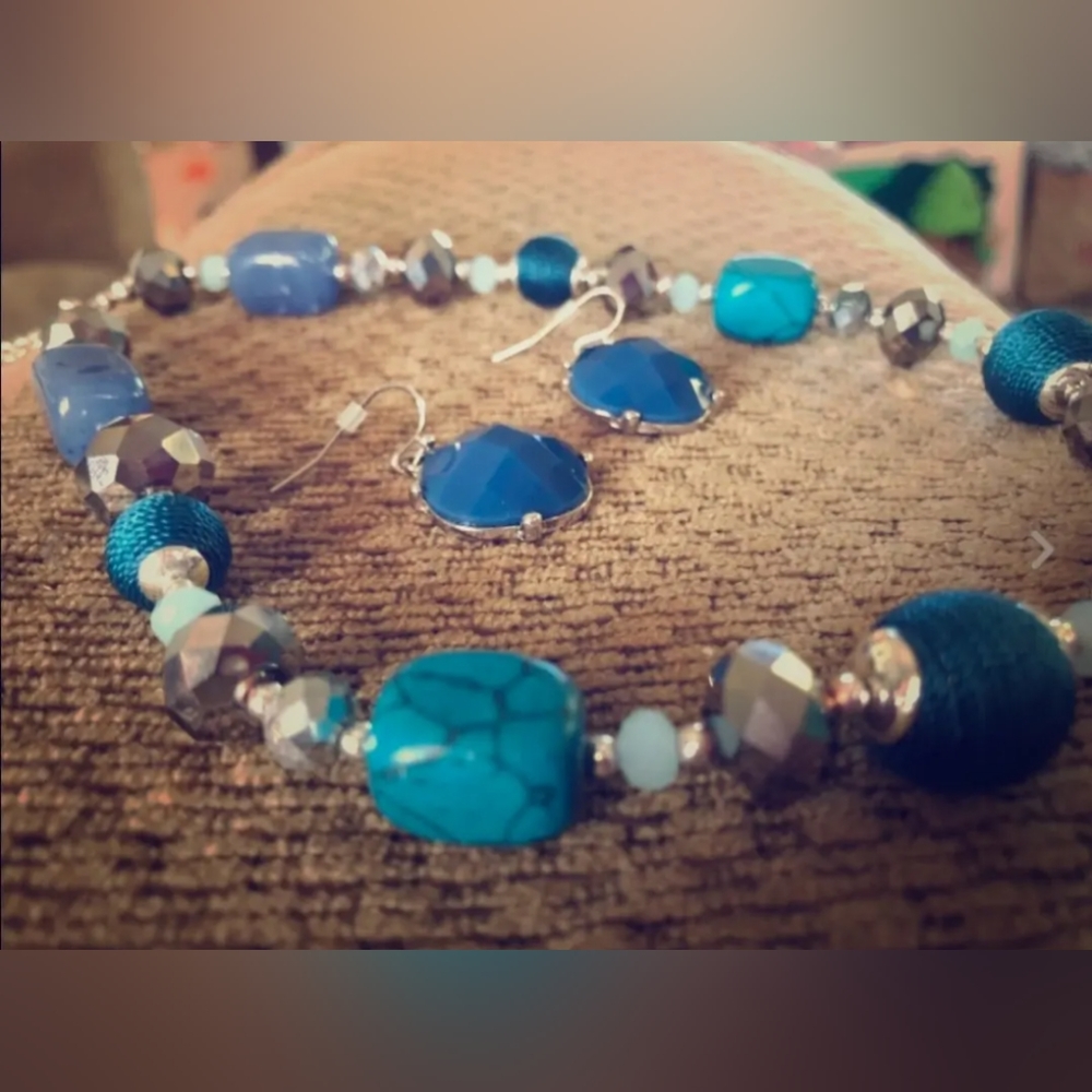 Blue multi-beaded necklace w\matching earrings